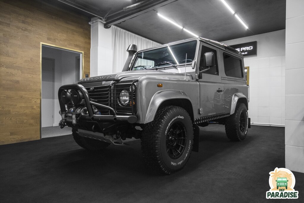 Land Rover Defender 90 🌴 Stornoway Grey